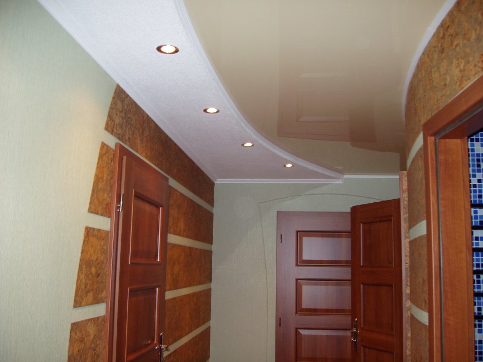 Двухуровневый натяжной потолок в гостиную с эркером