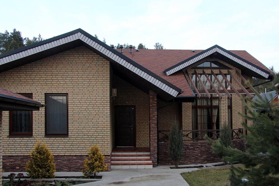 Одноэтажный дом из коричневого кирпича