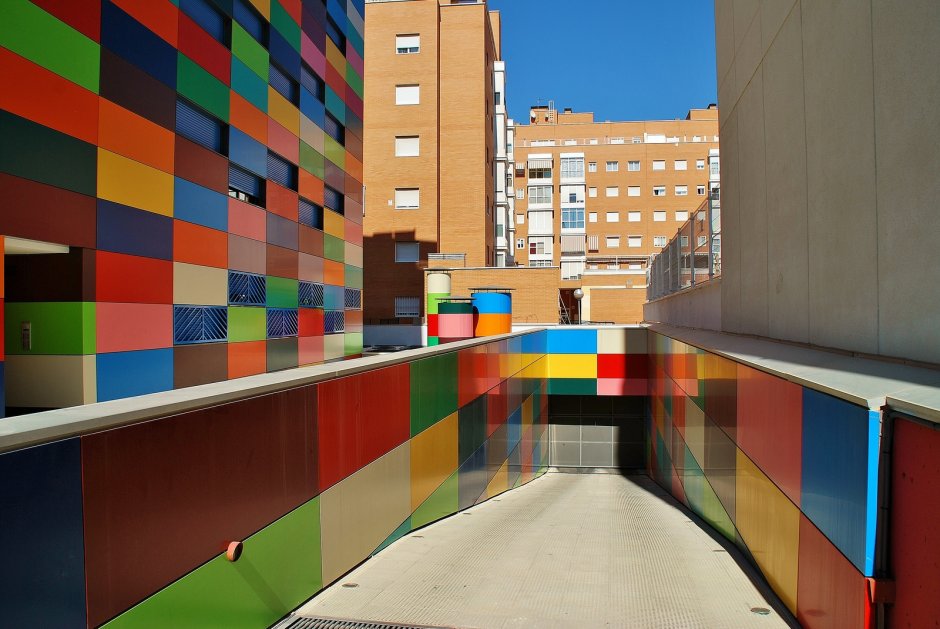 Разноцветная многоэтажка