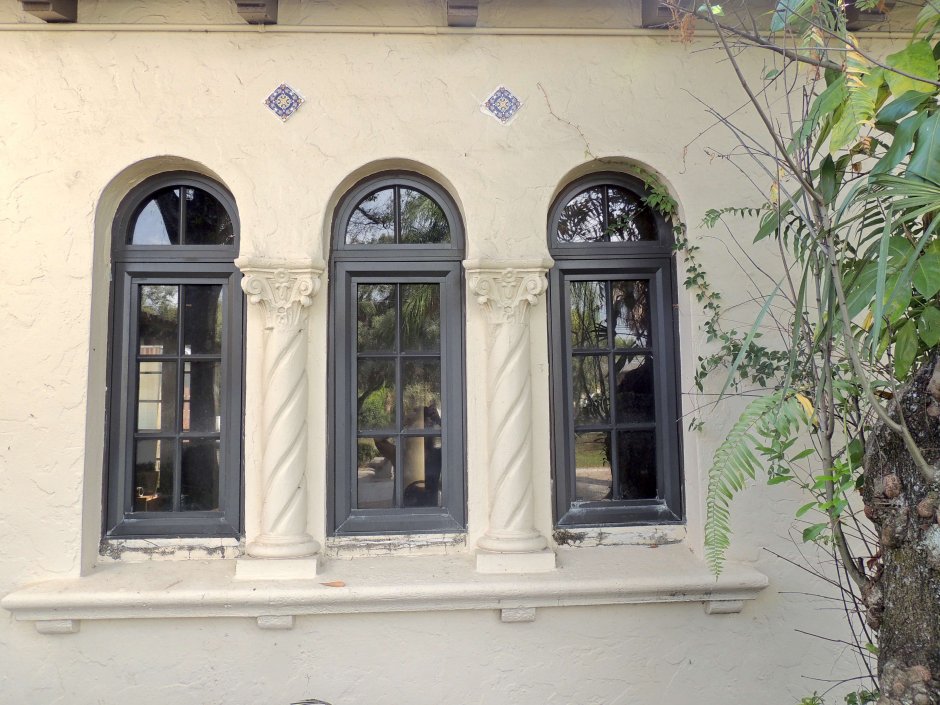 Оформление арочных окон на фасаде дома