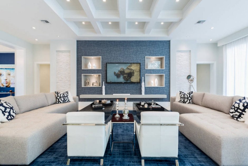 Дизайн большой гостиной белый синий