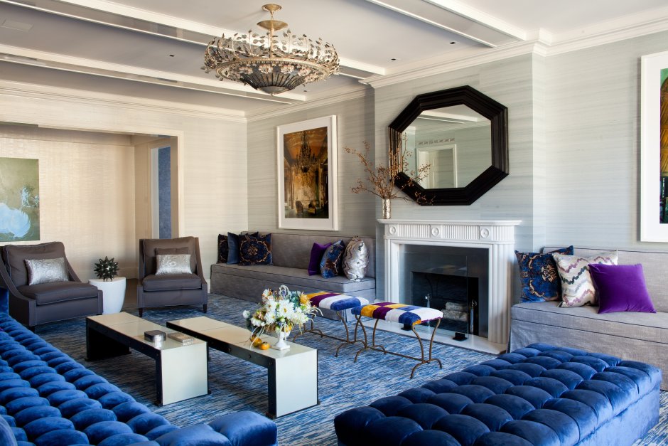 Гостиная с синим диваном в современном стиле