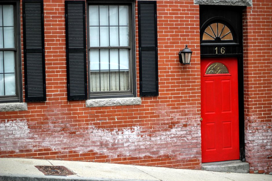 Красные кирпичные здания с дверьми