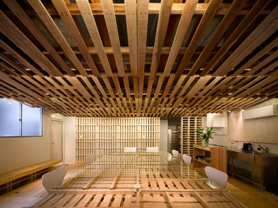 Волнообразный деревянный потолок