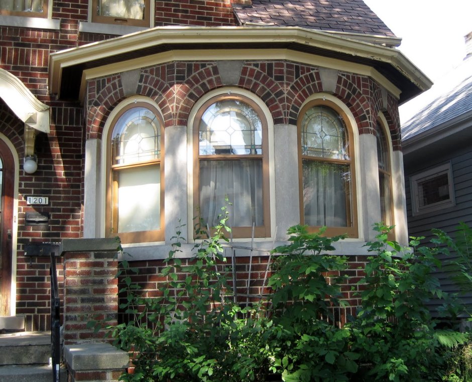 Дом с коричневыми окнами