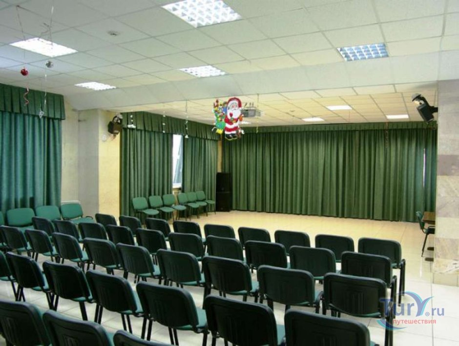 Актовый зал зеленые шторы
