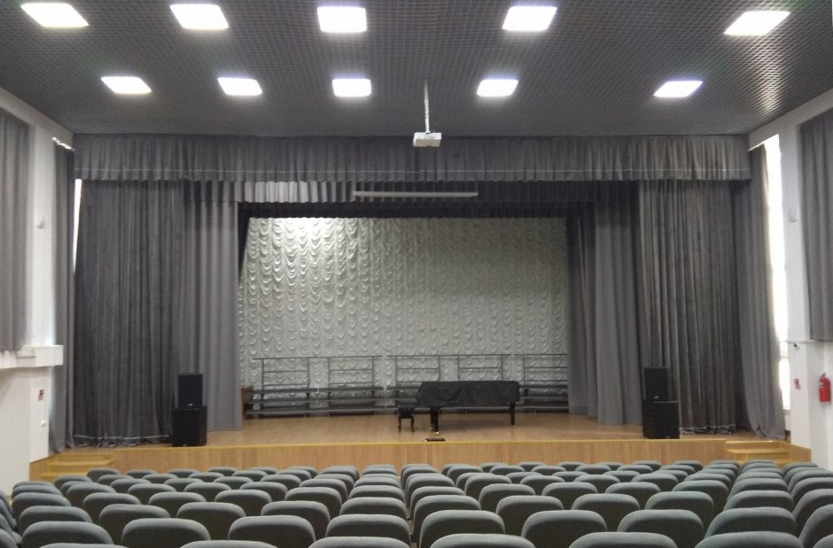 Сцена актового зала школы