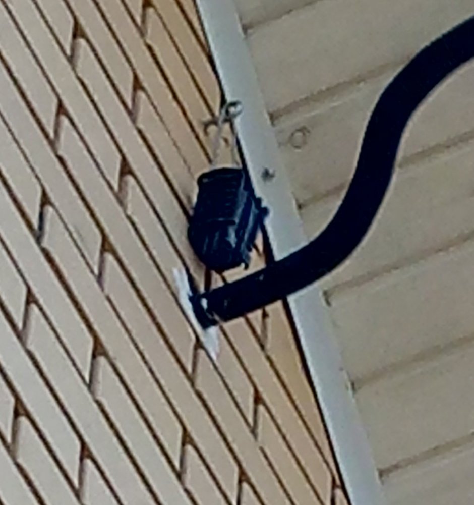 Кронштейн для крепления провода СИП К стене дома