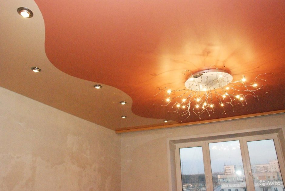 Натяжной комбинированный потолок оранжево белый