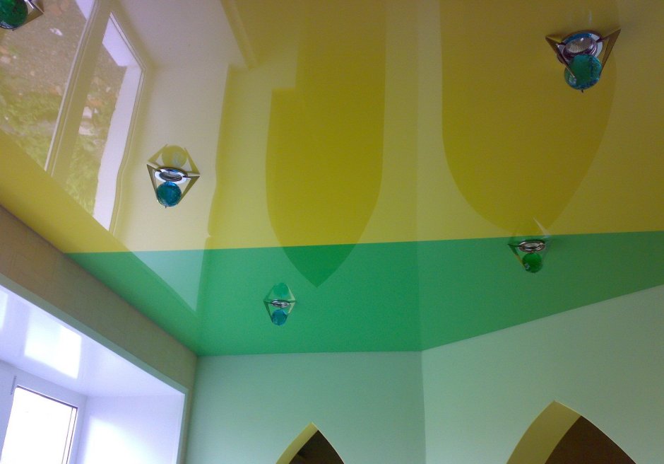 Натяжные потолки двухцветные одноуровневые