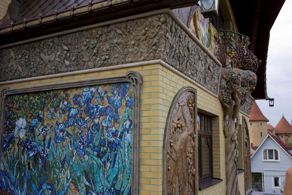 Средневековые украшение на фасадах домов
