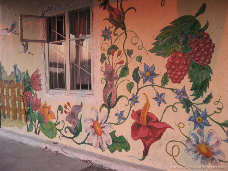 Роспись фасада двухэтажного дома