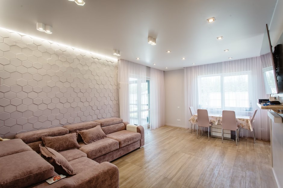 Одноуровневый белый матовый натяжной потолок в гостиной 16 кв.м фото