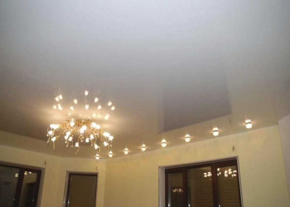 Глянцевый потолок с точечными светильниками