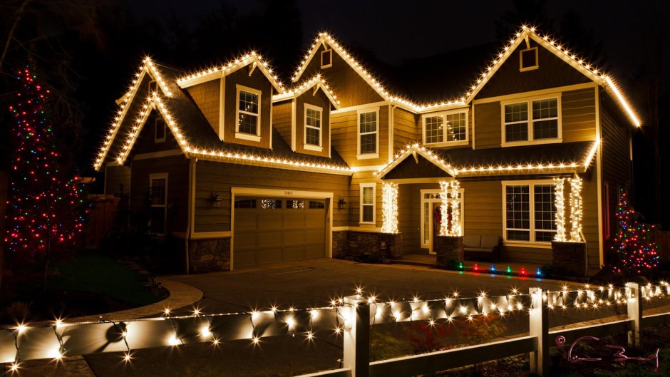 Новогоднее освещение дома семья на улице