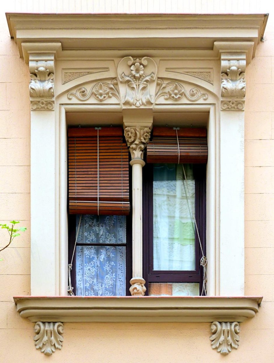 Декоративное окно на фасаде