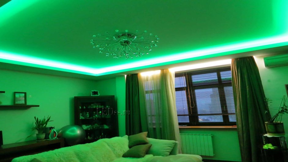 Комната с зеленой подсветкой