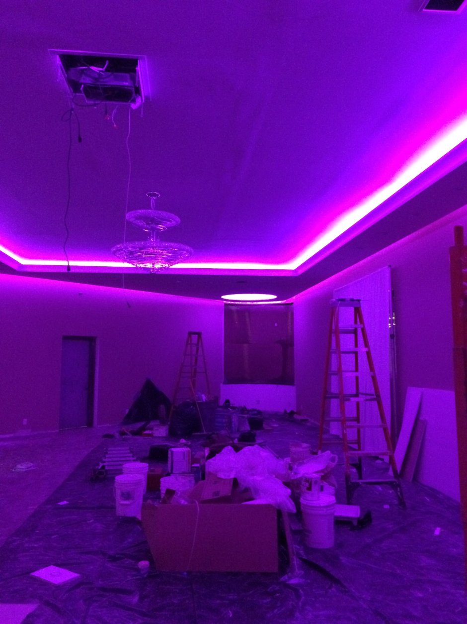 Светодиодная лента фиолетовая в комнате