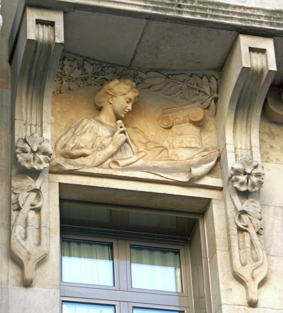 Скульптуры на фасаде Модерн