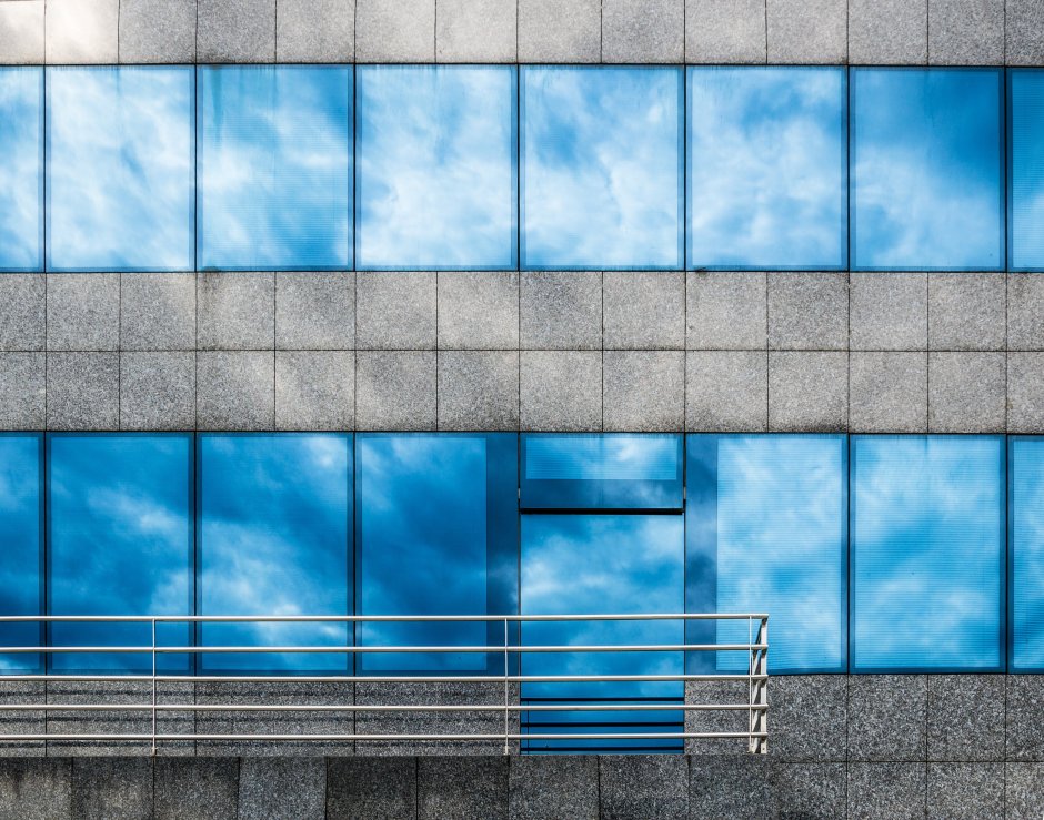 Голубой стеклянный фасад