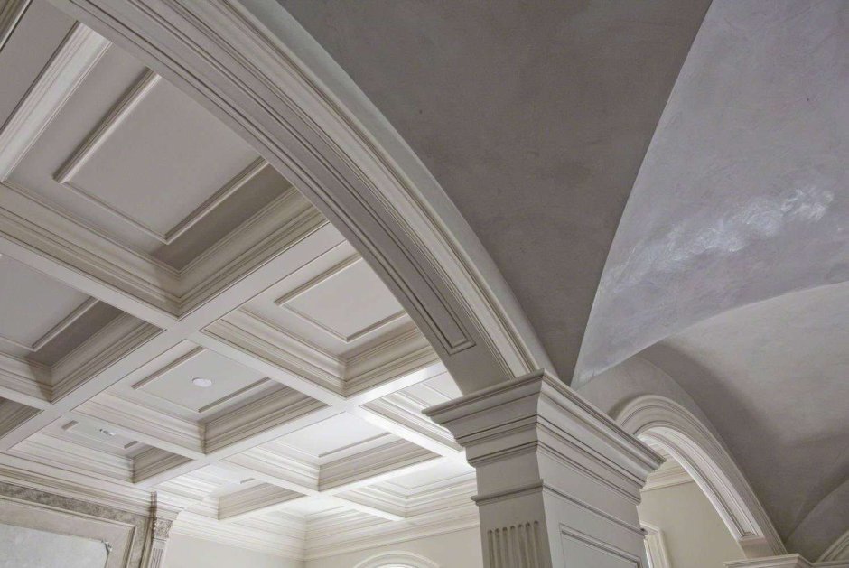 Потолок в классическом стиле