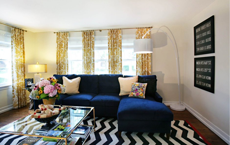 Синий диван и шторы в интерьере