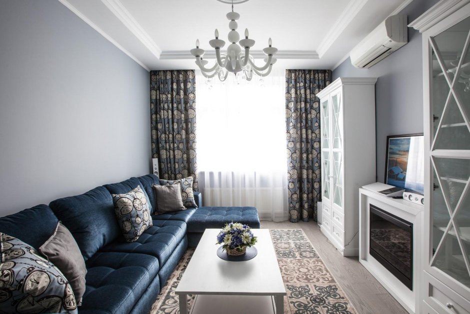 Интерьер зала с синим диваном