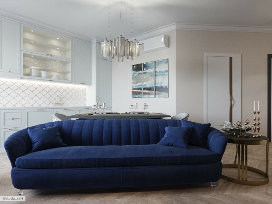 Неоклассика с синим диваном
