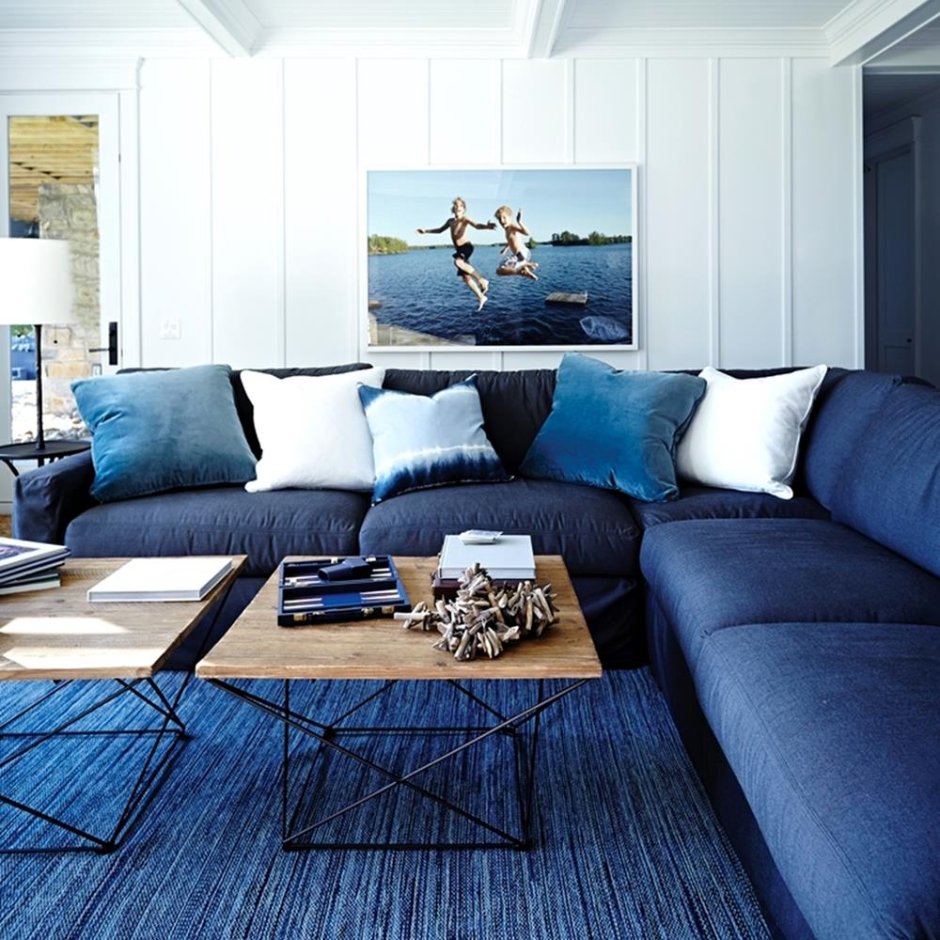 Гостиная с темно синим диваном