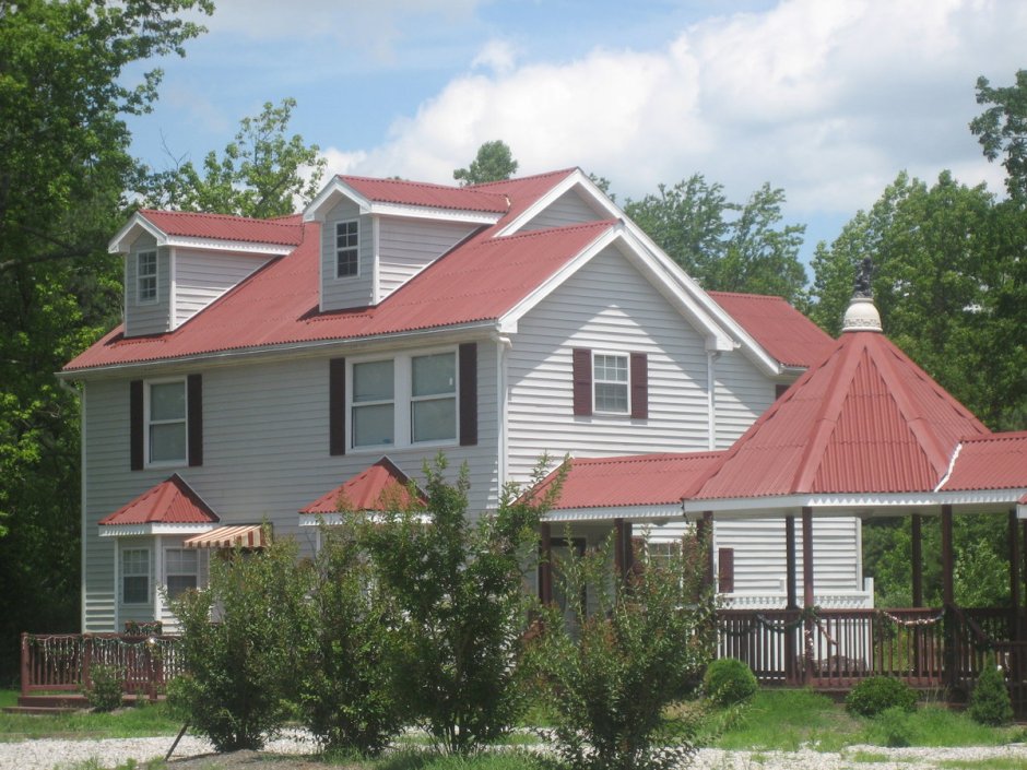Загородный дом с красной крышей