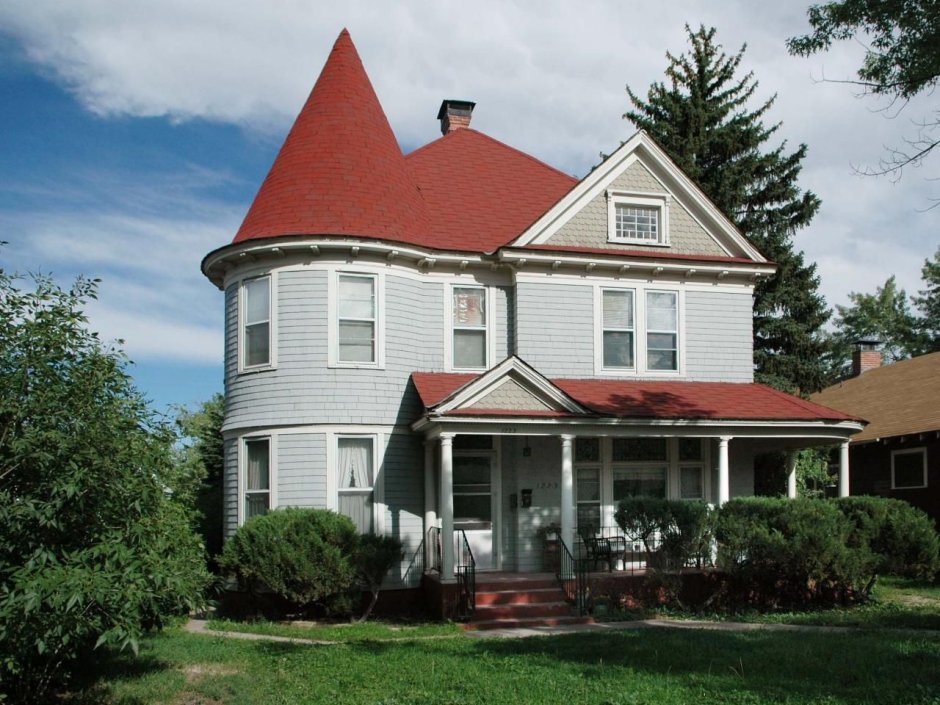Белый дом с красной крышей