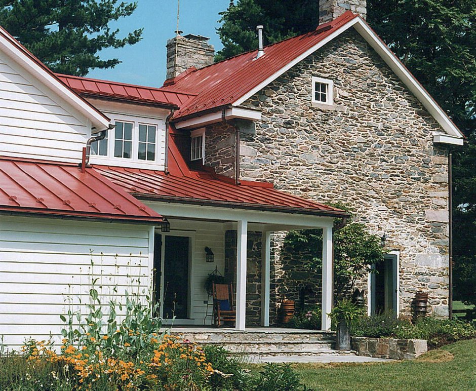Разноцветная крыша дома