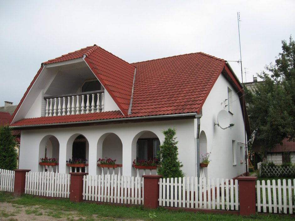Белый дом с черепичной крышей