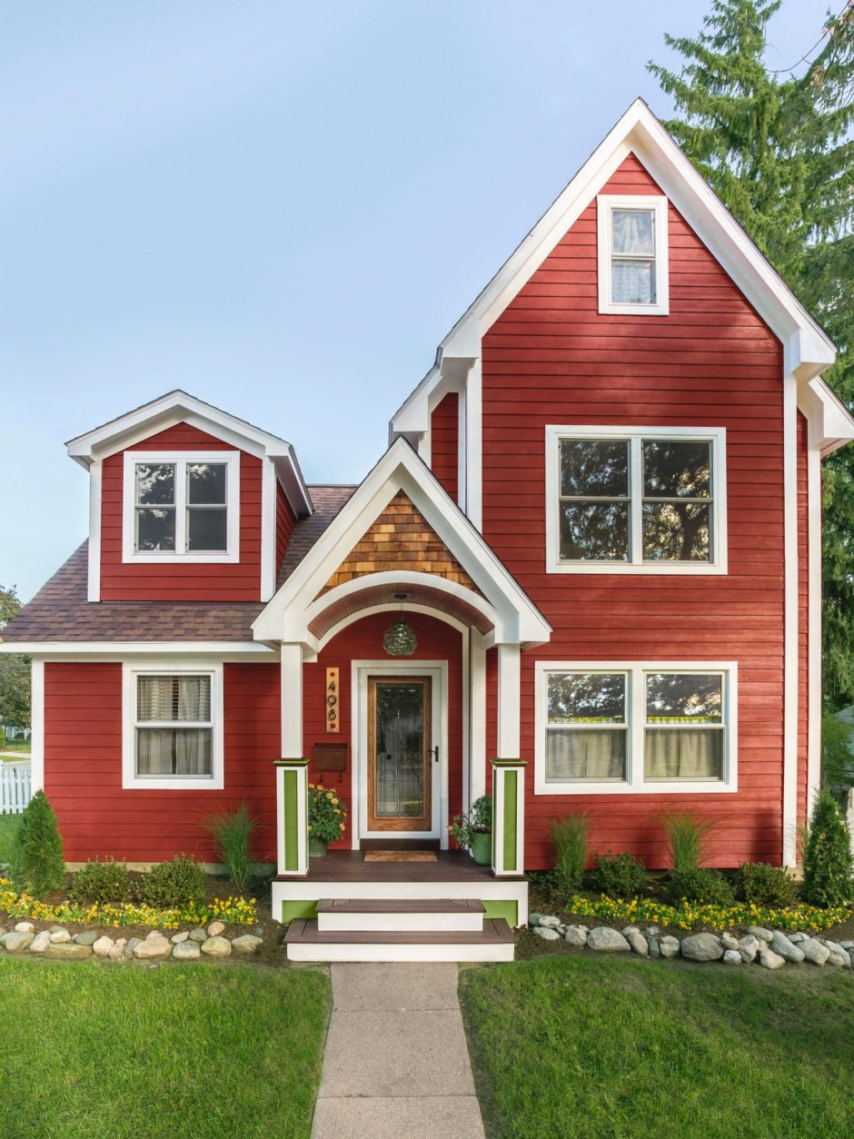 Красный дом с белыми окнами