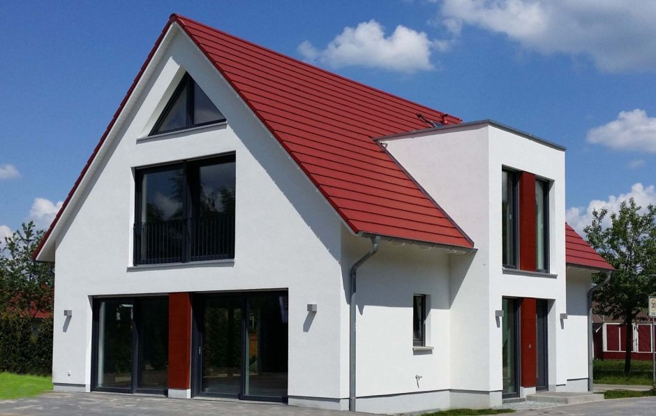 Дом с фасадом белым и красным