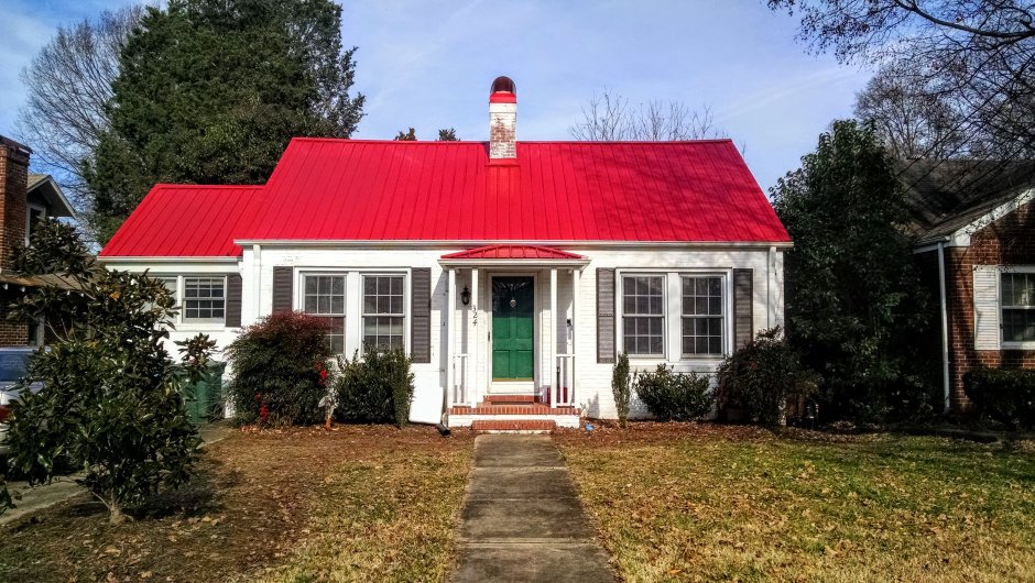 Красный дом с красной крышей