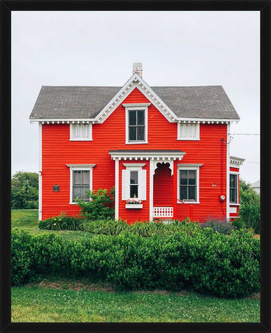 Дом красного цвета