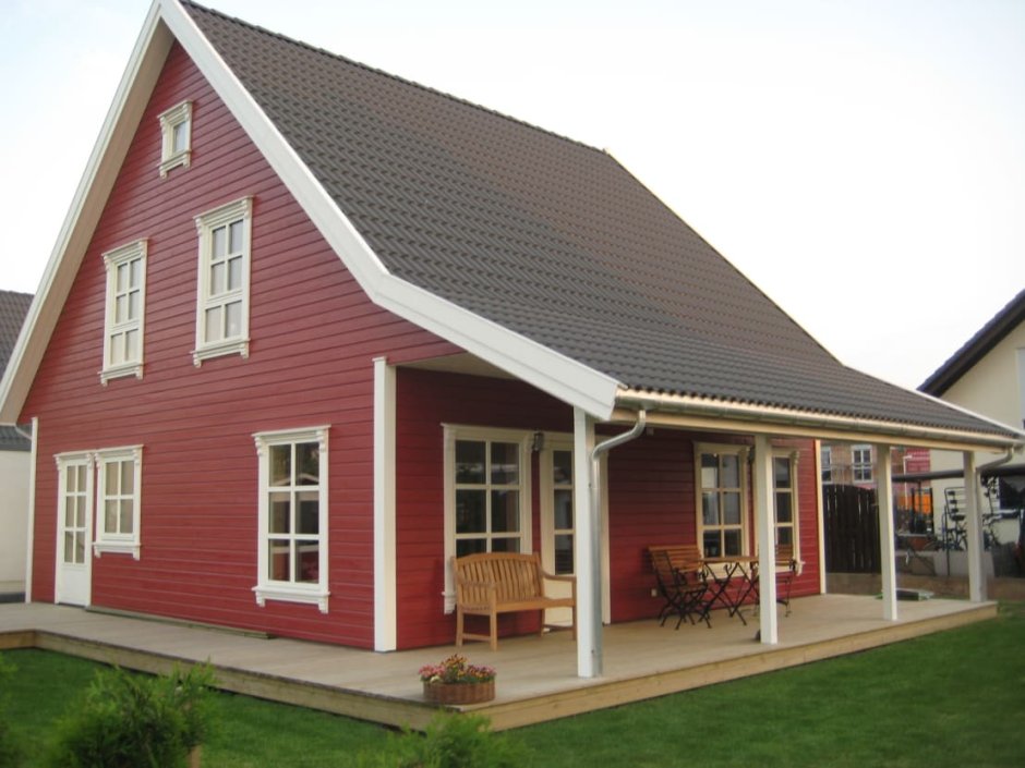 Деревянный дом с красной крышей