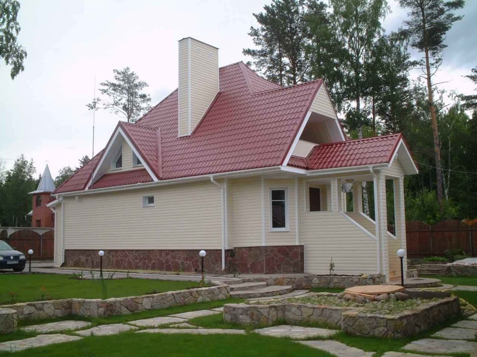 Деревянный дом с вишневой крышей