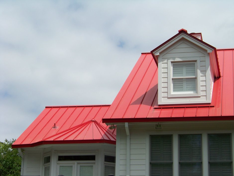 Крыша красного цвета
