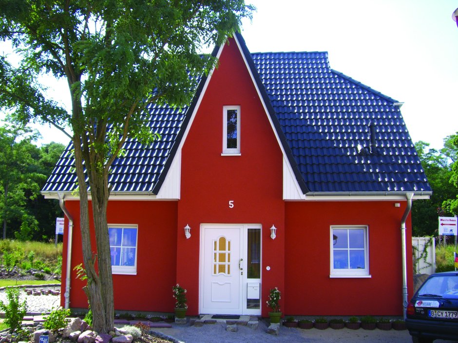 Красный дом с синей крышей