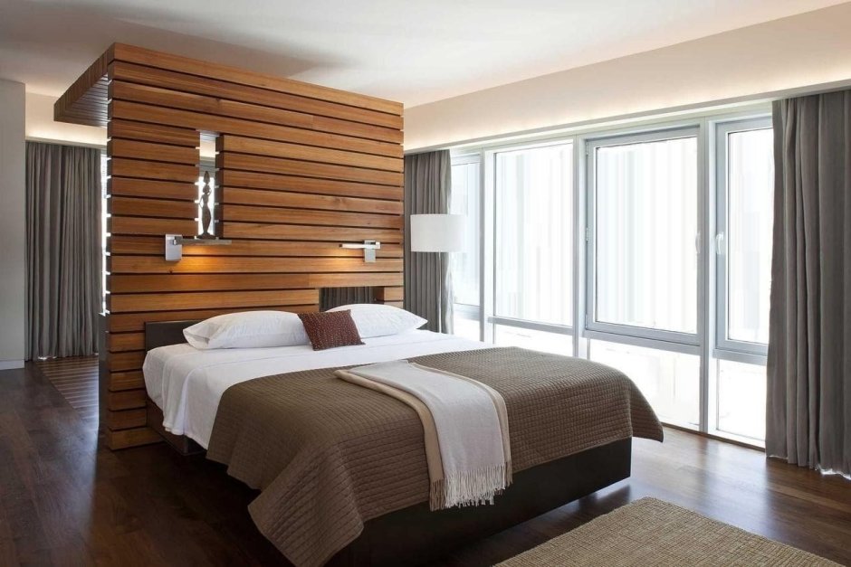 Спальня в современном стиле с ламинатом на стене