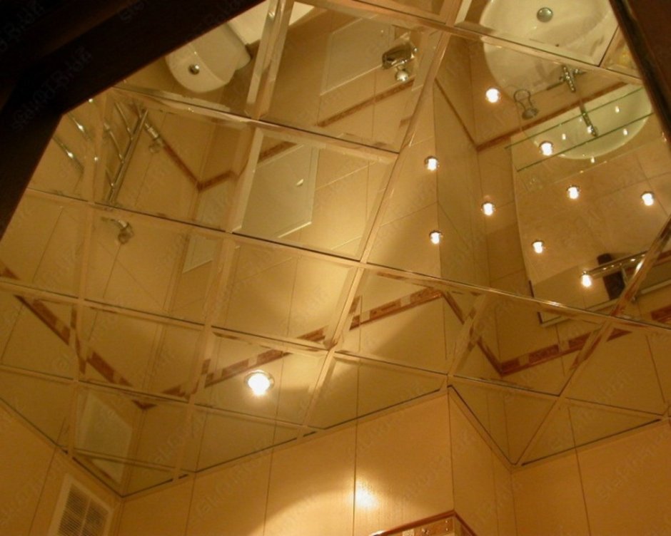 Подвесной зеркальный потолок в ванной