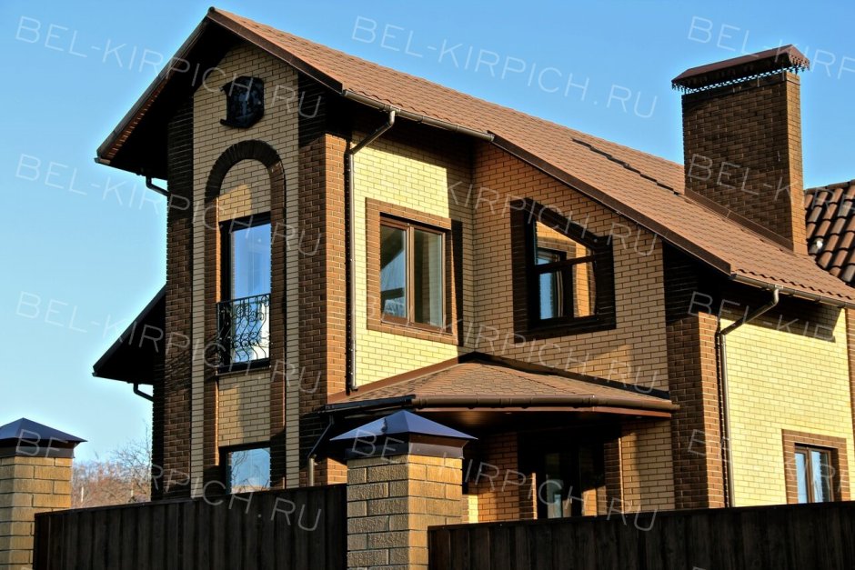 Фасад из желтого и коричневого кирпича