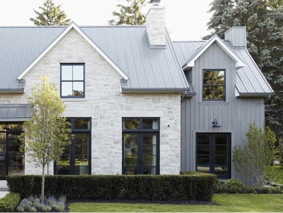 Серый дом с серыми окнами
