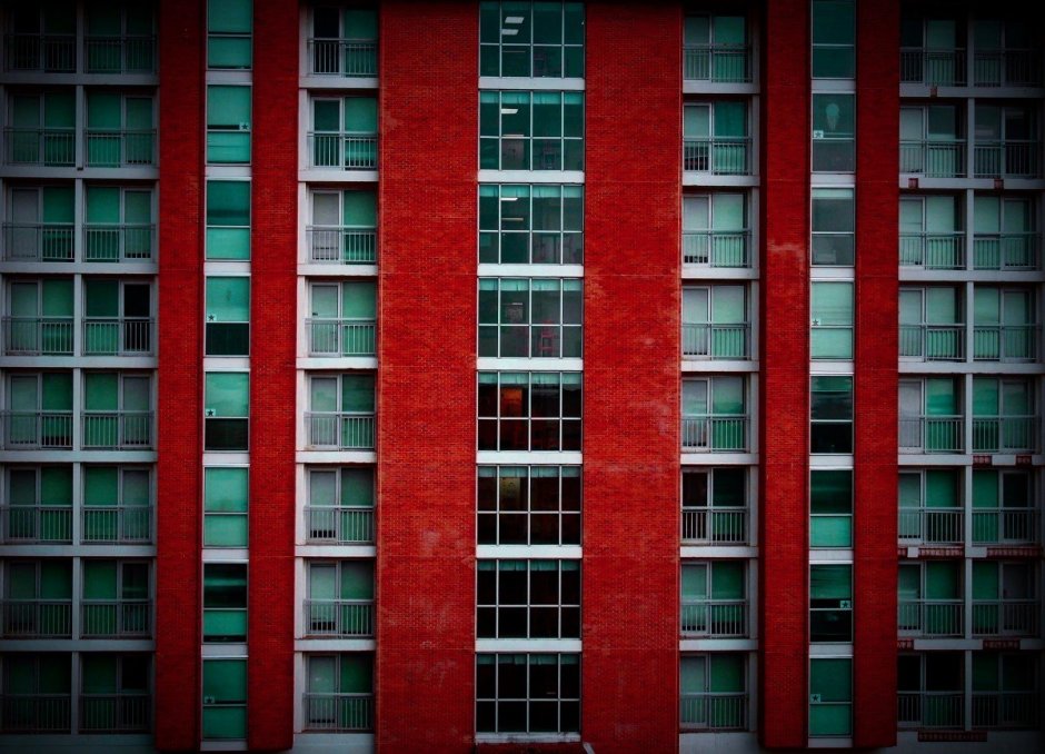 Красный фасад здания