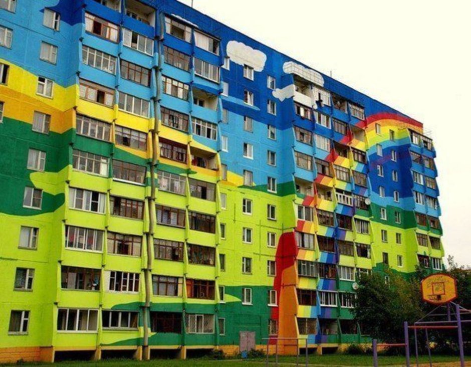 Разноцветный многоэтажный дом
