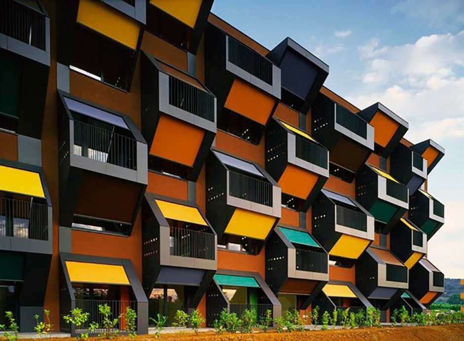 Фасад модульного жилого здания в Словении.