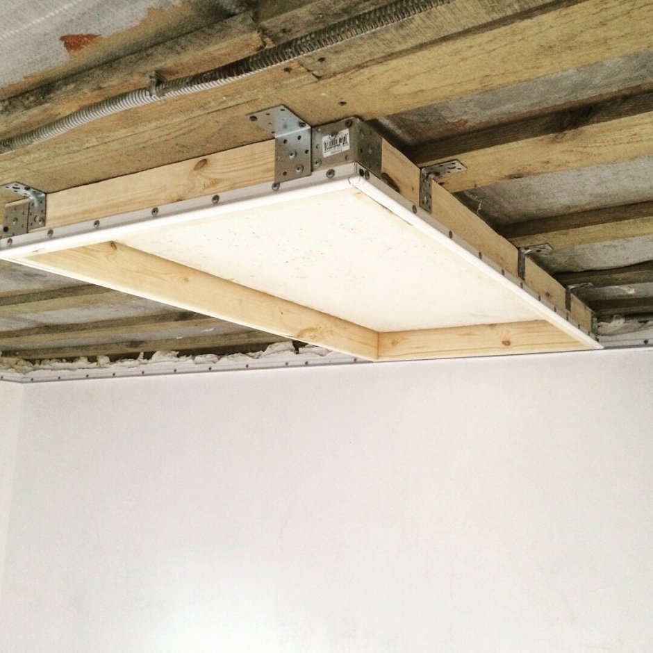 Натяжной потолок с люком на чердак