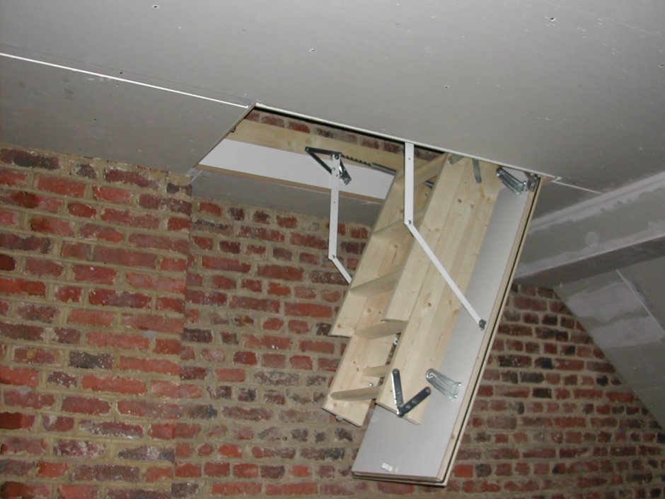 Потолок с чердачной лестницей